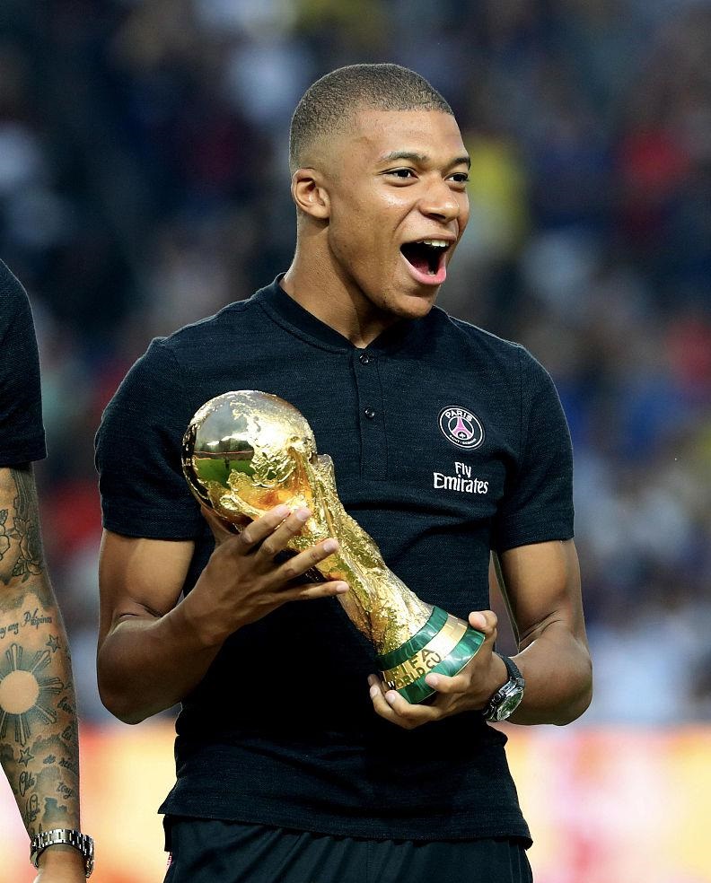 这可太快了！王哲林顺下扣篮被桑普森犯规 后者开场仅1分钟两犯